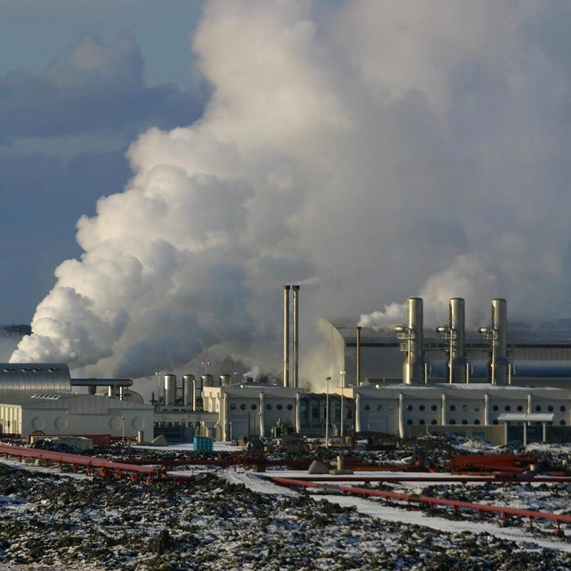 Изучите передовой опыт управления рисками, связанными с геотермальными резервуарами. Узнайте о эффективных стратегиях разведки и добычи в рамках устойчивого развития энергетики.